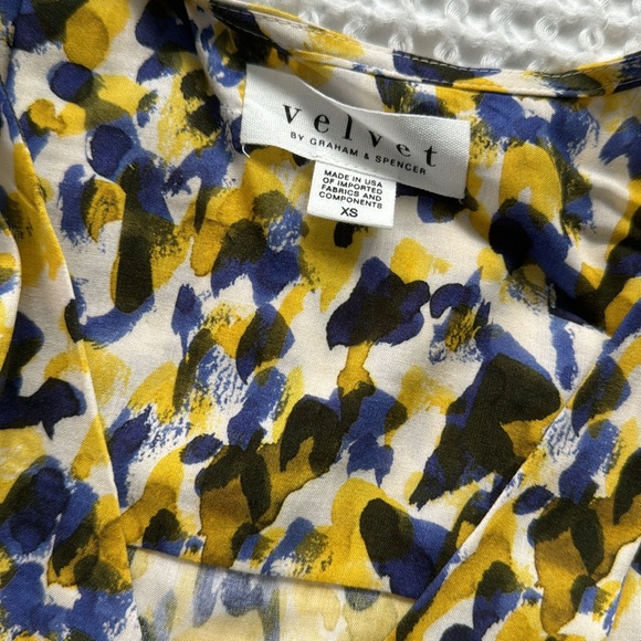 Blouse with ties at bottom - Picture 2 of 4